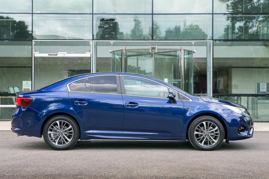  Toyota Avensis 2015 года  (UK) (фото 19 из 27)